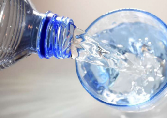 cách uống nước suối đúng cách