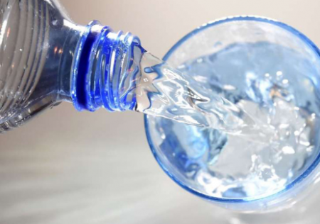 cách uống nước suối đúng cách